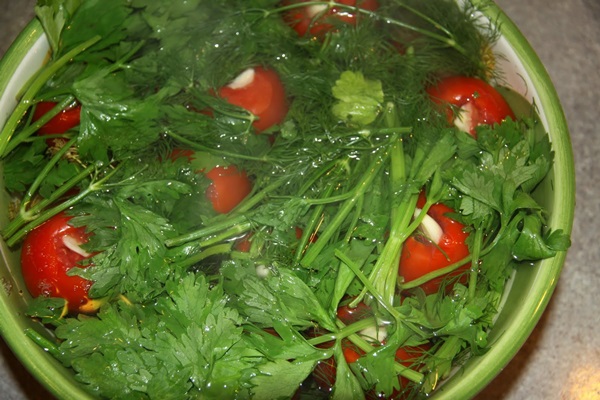 Tomates recién salados en una bolsa y una cacerola