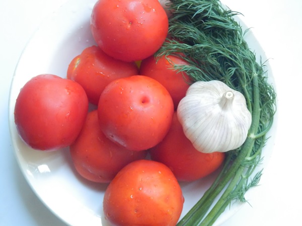 Tomates recién salados en una bolsa y una cacerola