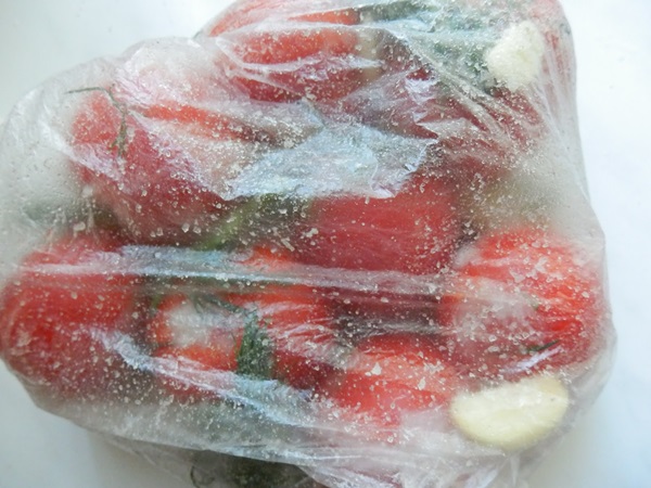 Tomates recién salados en una bolsa y una cacerola