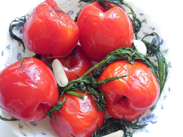 Tomates recién salados en una bolsa y una cacerola