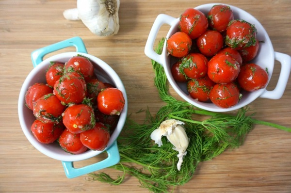 Tomates recién salados en una bolsa y una cacerola