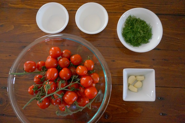 Tomates recién salados en una bolsa y una cacerola