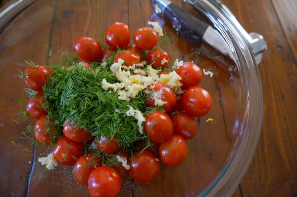 Tomates recién salados en una bolsa y una cacerola
