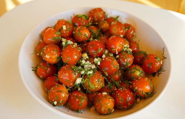 Tomates recién salados en una bolsa y una cacerola