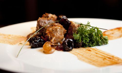 carne con salsa agridulce, receta simple y deliciosa para cordero con ciruelas y almendras con salsa agridulce