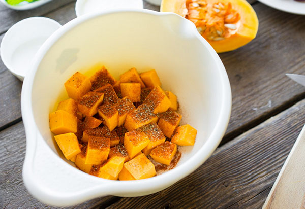 Una receta inusual: una deliciosa ensalada con calabaza y cebolla en freír