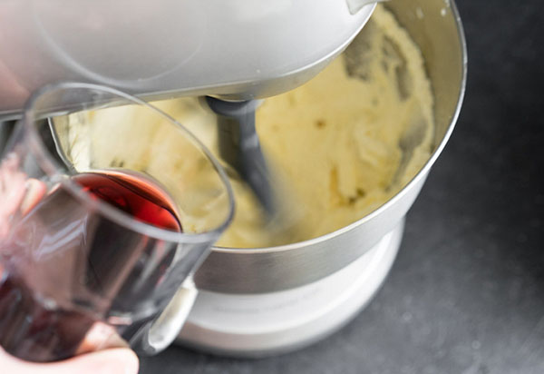 Una receta inusual para un pastel de vino de primavera