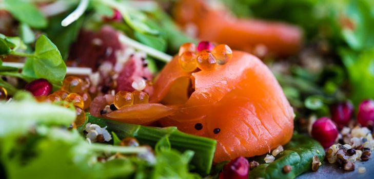 Ensaladas de Año Nuevo con caviar rojo