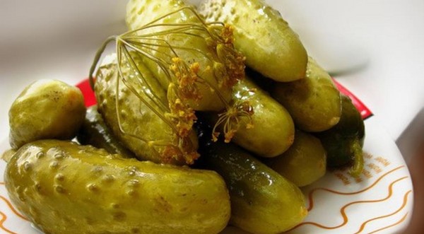 Pepinos fríos bajo tapa nylon y metal. Recogiendo pepinos de manera fría para el invierno: con mostaza, vodka, vinagre libre