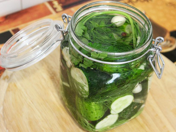 Pepinos fríos bajo tapa nylon y metal. Recogiendo pepinos de manera fría para el invierno: con mostaza, vodka, vinagre libre Pepinos fríos bajo tapa nylon y metal. Recogiendo pepinos de manera fría para el invierno: con mostaza, vodka, vinagre libre