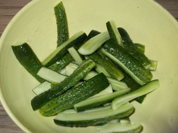Pepinos fríos bajo tapa nylon y metal. Recogiendo pepinos de manera fría para el invierno: con mostaza, vodka, vinagre libre