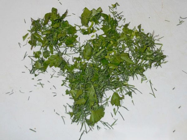 Pepinos fríos bajo tapa nylon y metal. Recogiendo pepinos de manera fría para el invierno: con mostaza, vodka, vinagre libre