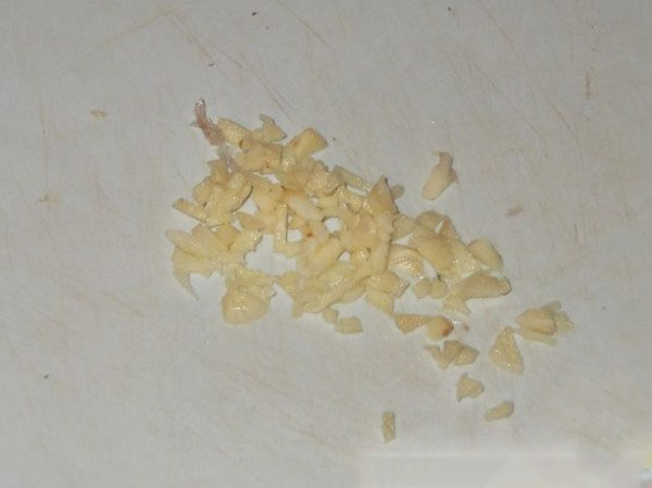 Pepinos fríos bajo tapa nylon y metal. Recogiendo pepinos de manera fría para el invierno: con mostaza, vodka, vinagre libre