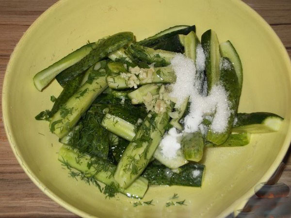 Pepinos fríos bajo tapa nylon y metal. Recogiendo pepinos de manera fría para el invierno: con mostaza, vodka, vinagre libre
