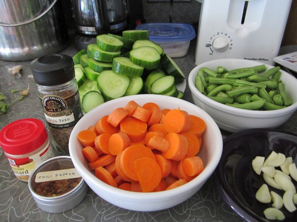 Sabrosos pepinos con ajo para el invierno