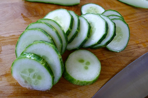 Sabrosos pepinos con ajo para el invierno