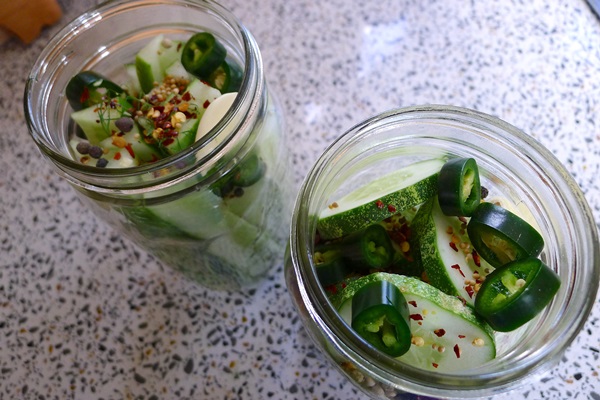 Sabrosos pepinos con ajo para el invierno
