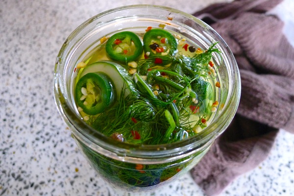 Sabrosos pepinos con ajo para el invierno