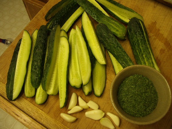 Sabrosos pepinos con ajo para el invierno