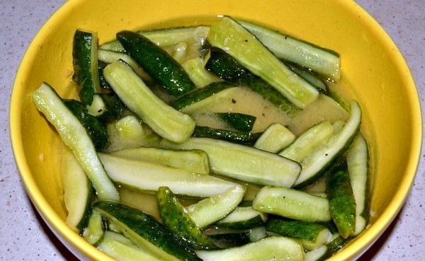 Pepinos con mostaza para el invierno sin esterilización y con ella, caliente y fría. Ensalada de pepinos demasiado maduros con mostaza