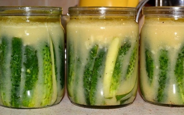 Pepinos con mostaza para el invierno sin esterilización y con ella, caliente y fría. Ensalada de pepinos demasiado maduros con mostaza