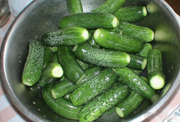 Pepinos con ketchup para el invierno - sin esterilización, en latas. Cosecha de pepino picante y crujiente de invierno con chile ketchup
