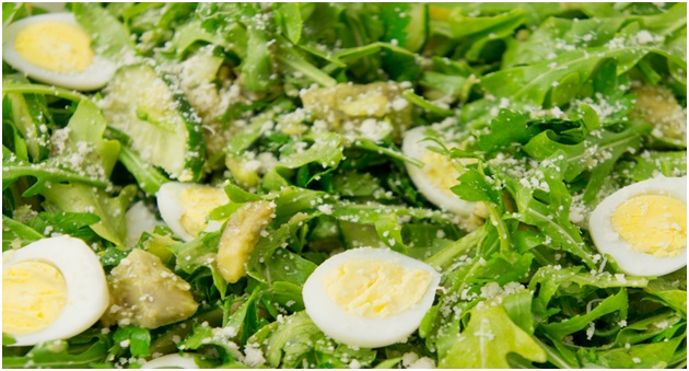 rúcula con huevos