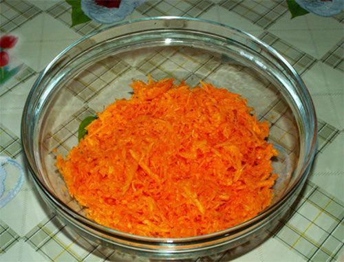 rallar la fruta en un rallador mediano rallar la fruta en un rallador mediano