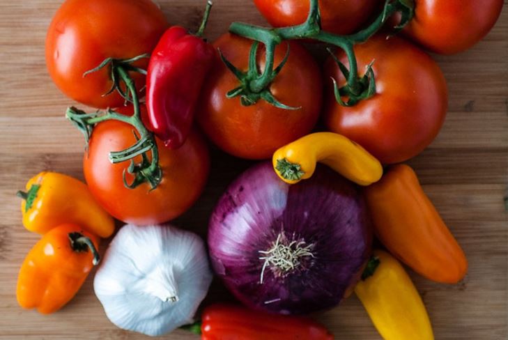 Cuñas de tomates para el invierno con cebollas - espacios en blanco para recetas de fotos
