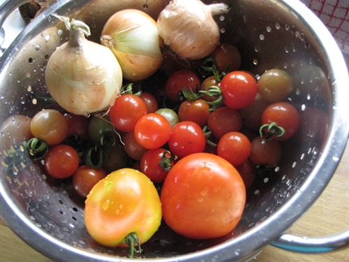 Cuñas de tomates para el invierno con cebollas - espacios en blanco para recetas de fotos