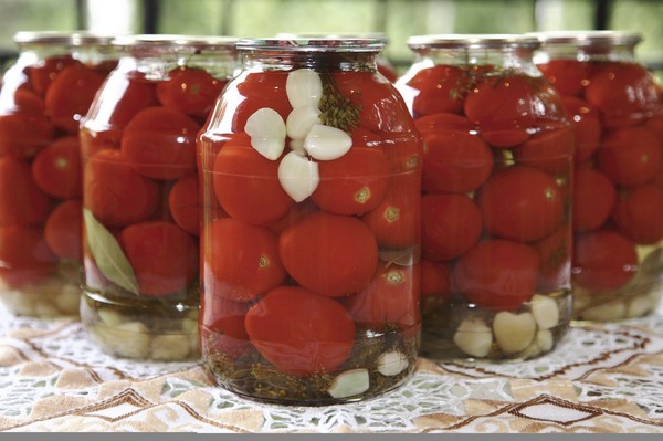 Tomates con ajo para el invierno, recetas. Cosecha de tomates con ajo para el invierno: una receta para cocinar rápidamente, sin esterilización, salada sin bañarse