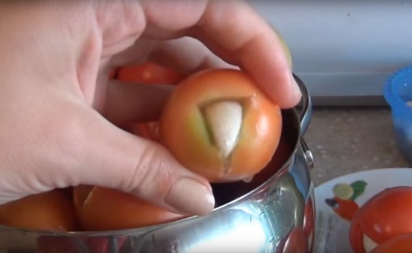 Tomates con ajo para el invierno, recetas. Cosecha de tomates con ajo para el invierno: una receta para cocinar rápidamente, sin esterilización, salada sin bañarse