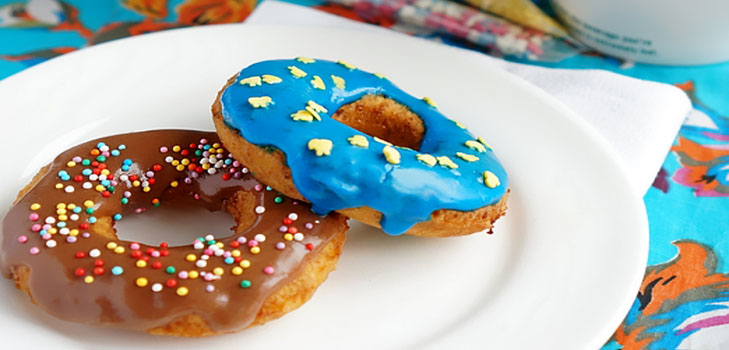 Una receta sencilla para el desayuno: queso cuajado con glaseado de color