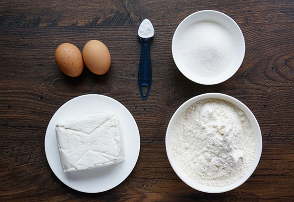 Una receta sencilla para el desayuno: queso cuajado con glaseado de color
