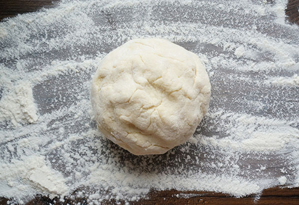 Una receta sencilla para el desayuno: queso cuajado con glaseado de color