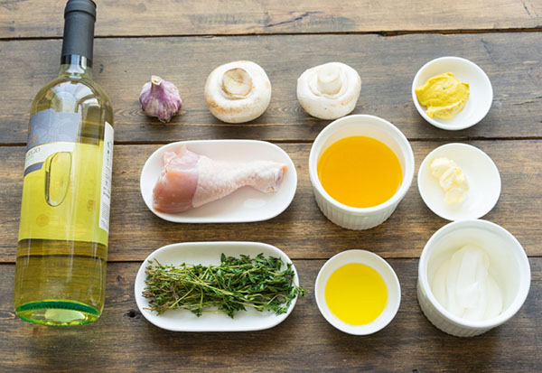 Una receta simple: pollo con champiñones en salsa de crema de mostaza