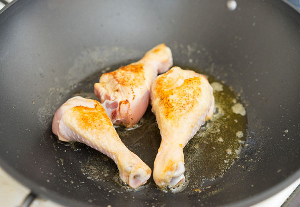 Una receta simple: pollo con champiñones en salsa de crema de mostaza