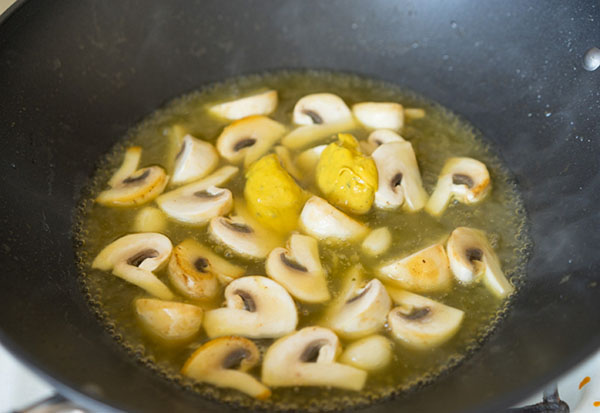 Una receta simple: pollo con champiñones en salsa de crema de mostaza
