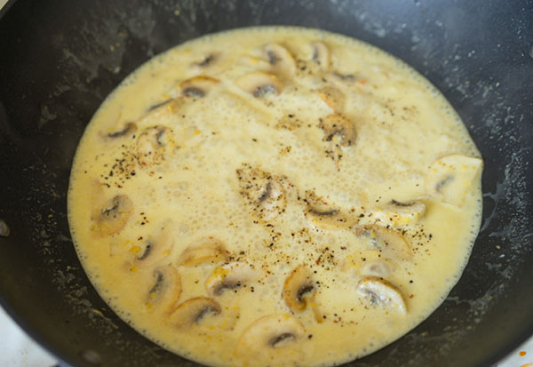 Una receta simple: pollo con champiñones en salsa de crema de mostaza