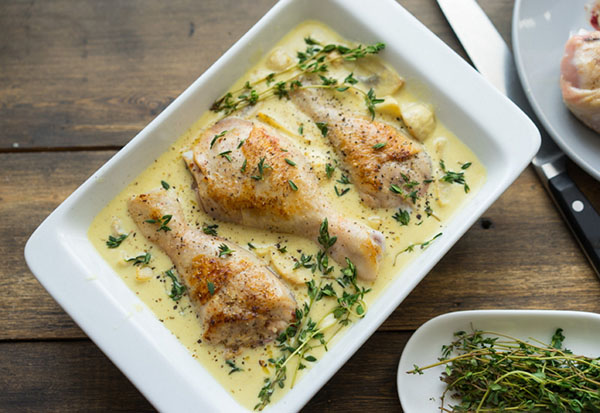 Una receta simple: pollo con champiñones en salsa de crema de mostaza