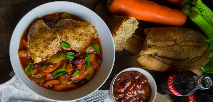 Una receta de pollo simple en un adobo con guarnición de verduras