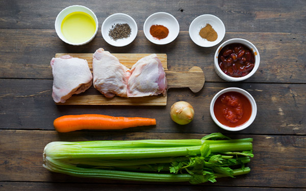 Una receta de pollo simple en un adobo con guarnición de verduras