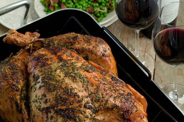 La receta de pavo para el Año Nuevo 2017 y Navidad - en el horno, multivark, en una sartén, con salsa de crema agria y verduras