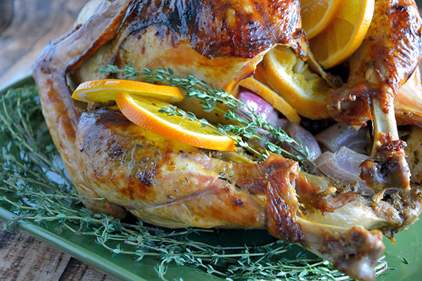 La receta de pavo para el Año Nuevo 2017 y Navidad - en el horno, multivark, en una sartén, con salsa de crema agria y verduras
