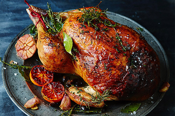 La receta de pavo para el Año Nuevo 2017 y Navidad - en el horno, multivark, en una sartén, con salsa de crema agria y verduras