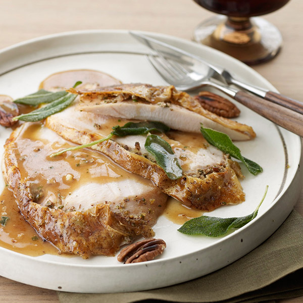 La receta de pavo para el Año Nuevo 2017 y Navidad - en el horno, multivark, en una sartén, con salsa de crema agria y verduras