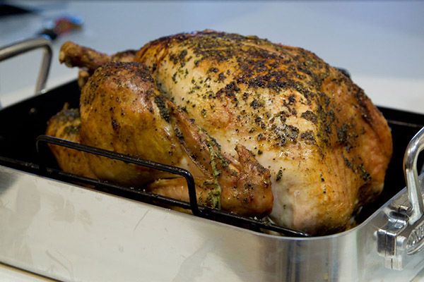 La receta de pavo para el Año Nuevo 2017 y Navidad - en el horno, multivark, en una sartén, con salsa de crema agria y verduras