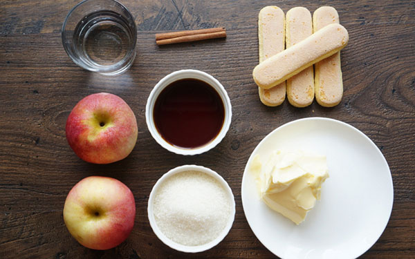 Receta de exquisita manzana charlotte con galletas Savoyardi