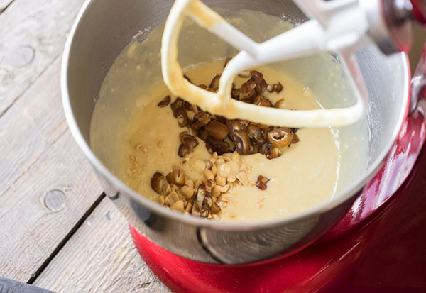 Receta de increíble tarta de miel cremosa con dátiles y nueces