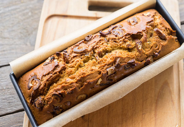 Receta de increíble tarta de miel cremosa con dátiles y nueces